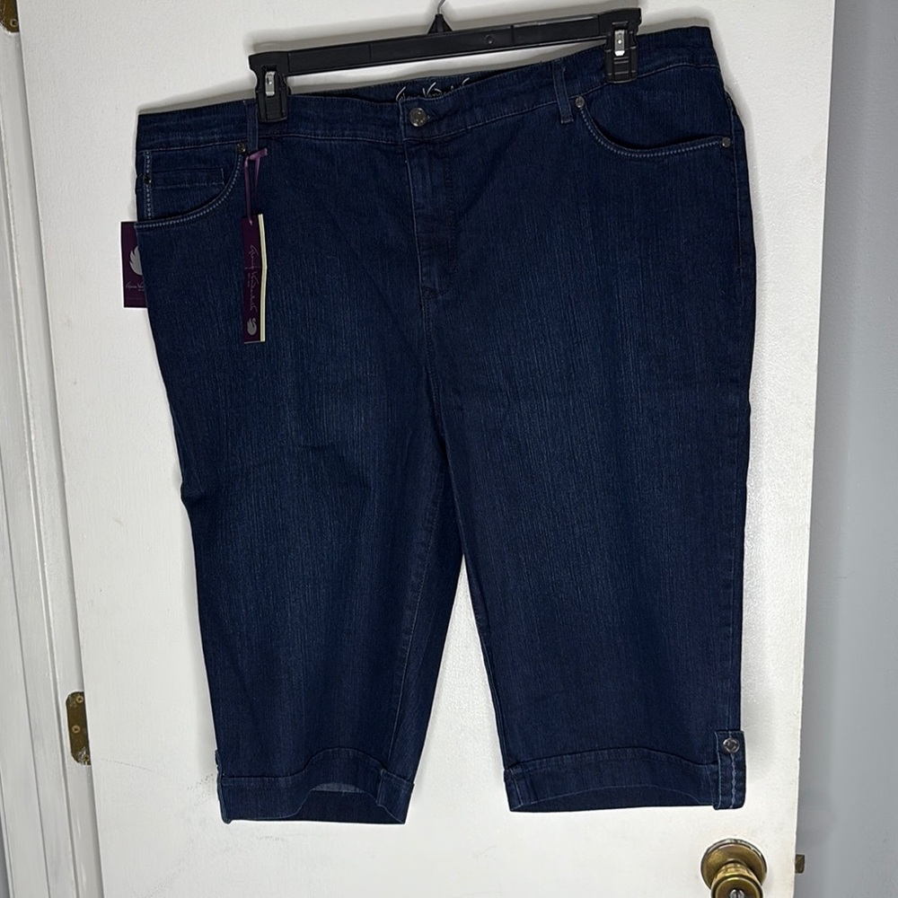 NWT Gloria Vanderbilt All Around Slimming Effect Mid-Rise Skimmer Bermuda Shorts